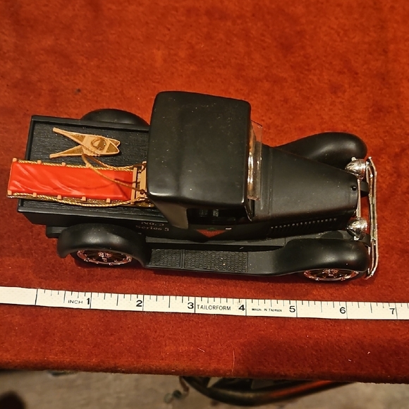 Vintage 1922 studebaker. Canadian  tire . - Picture 1 of 5